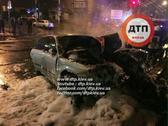 В Киеве автомобиль протаранил столб и загорелся: фото с места ДТП