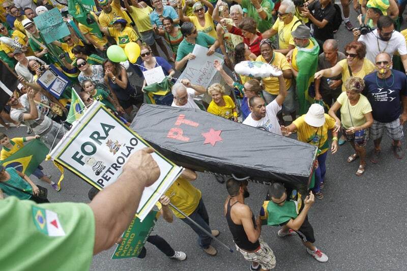 В Бразилии прошли массовые протесты с требованиями отставки президента: фоторепортаж
