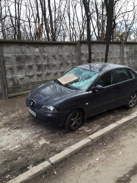 В Киеве герою парковки разбили в машине лобовое стекло - соцсети