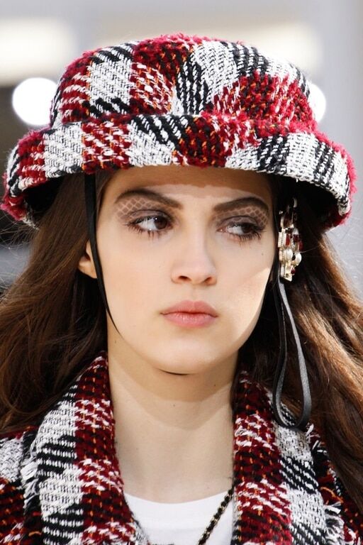 Веки в клеточку: Chanel показал моделей с необычным макияжем
