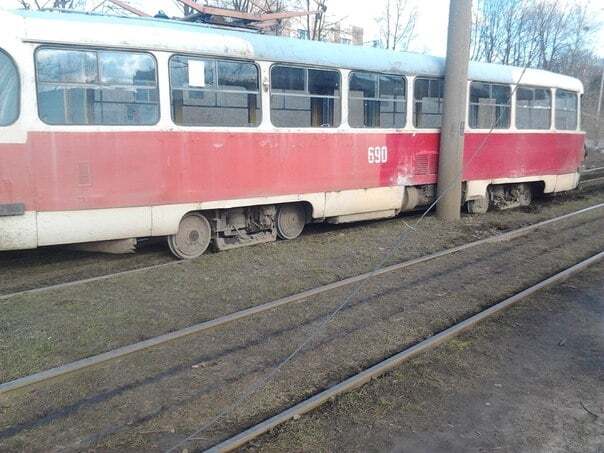 В Харькове трамвай снес столб и врезался во второй: опубликованы фото
