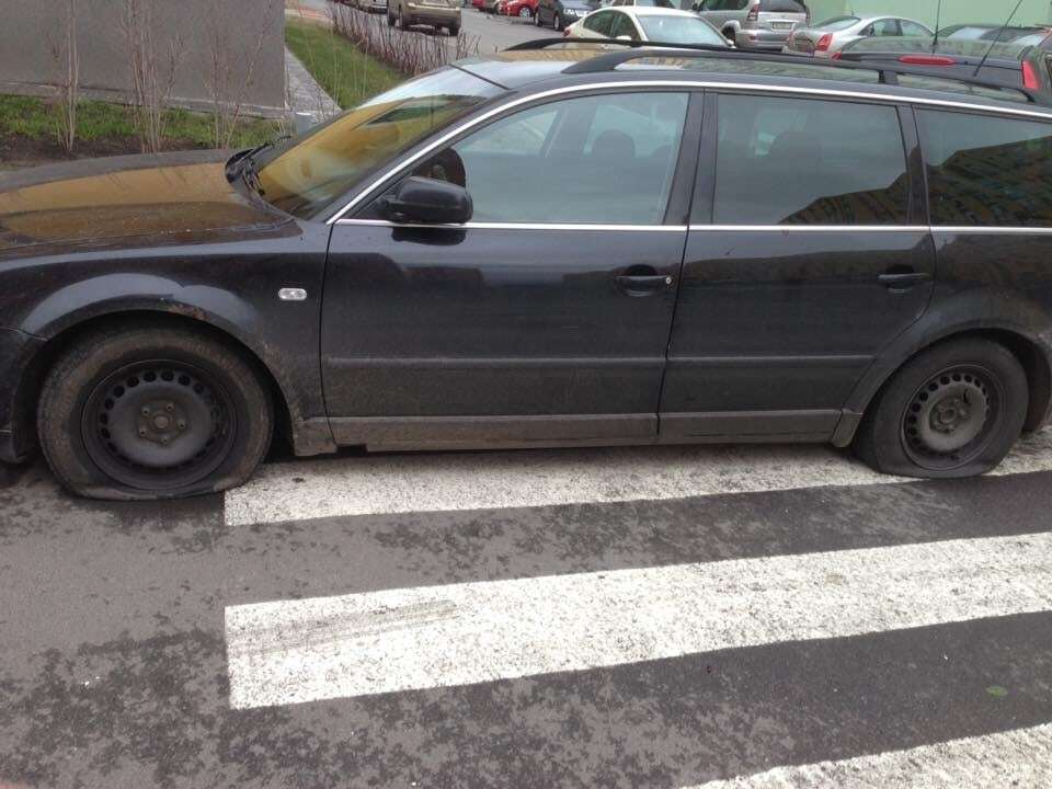  Без колес: в Киеве пешеходы отомстили герою парковки