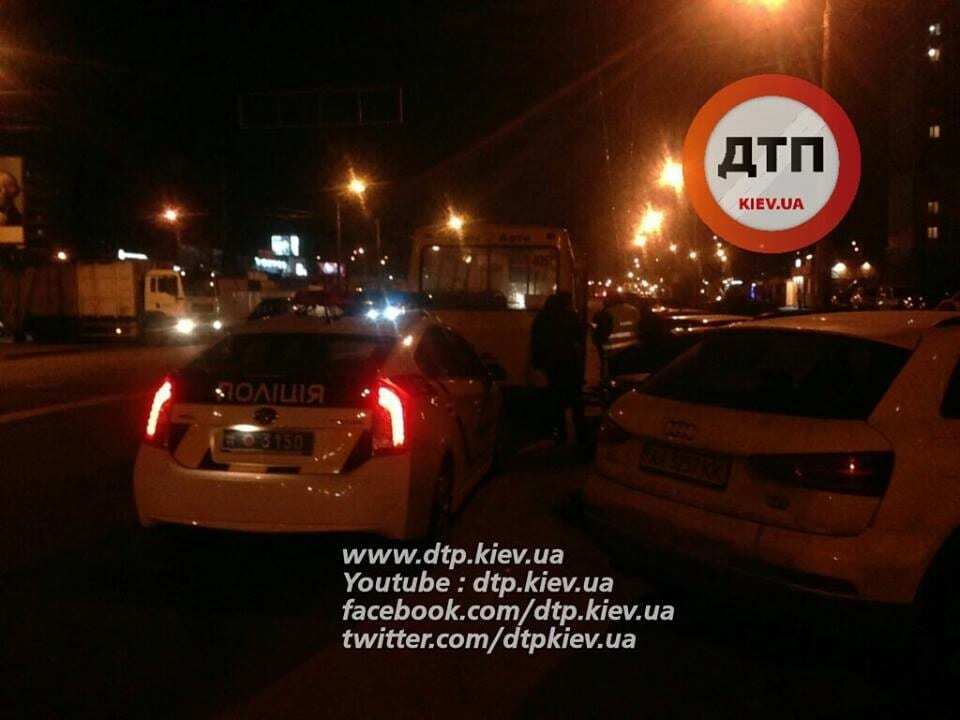 В Киеве водитель маршрутки протаранил припаркованные машины