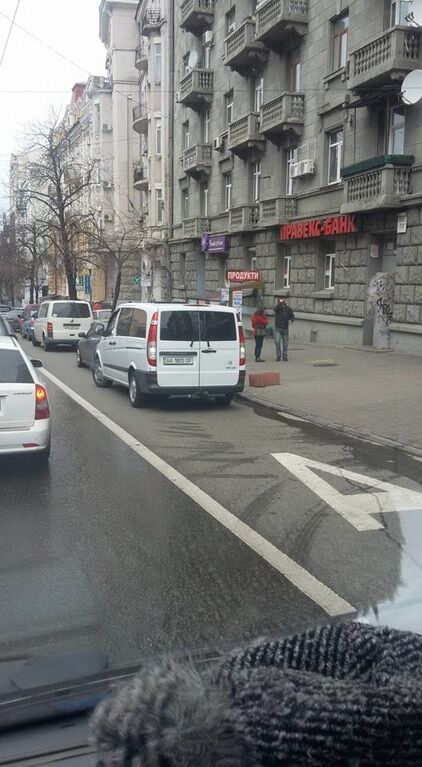 У центрі Києва герої парковки масово зайняли чужу смугу: фотофакт