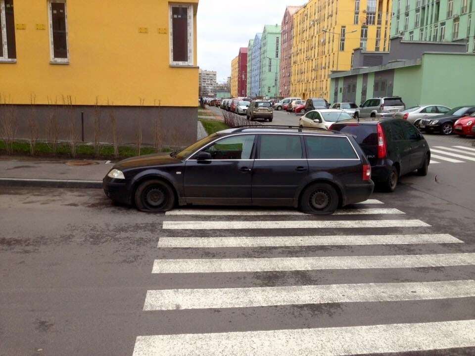  Без колес: в Киеве пешеходы отомстили герою парковки