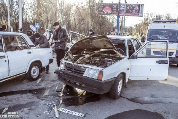 В Донецке попал в аварию автомобиль Красного Креста: есть пострадавшие. Фоторепортаж