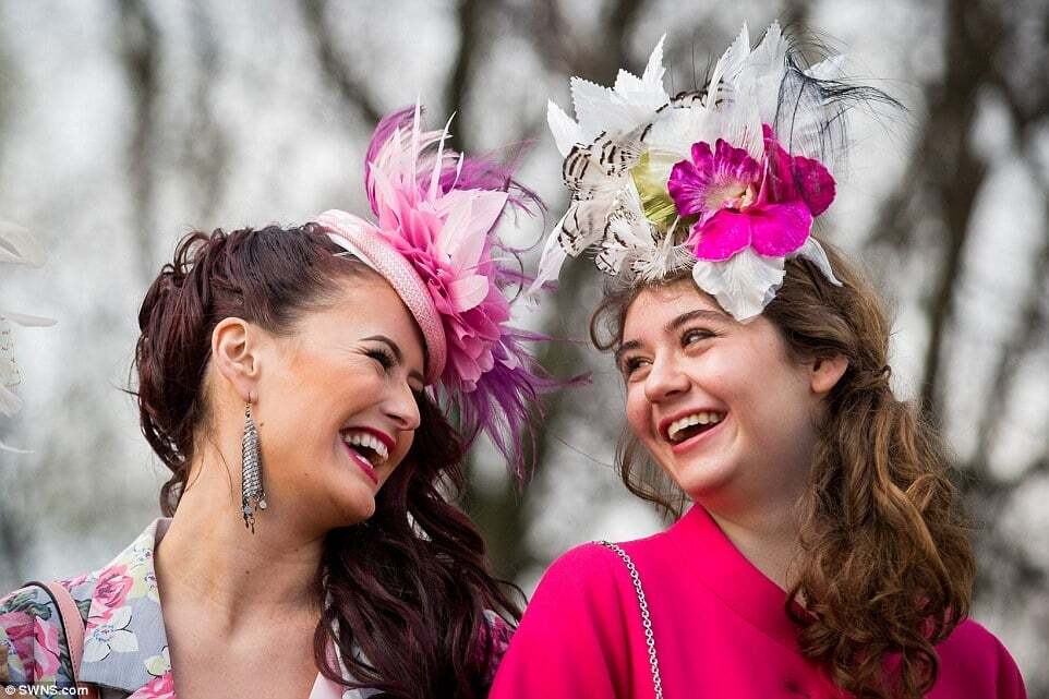 Парад шляпок: как прошел женский день на скачках в Челтенхэме