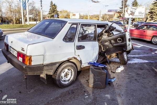 В Донецке попал в аварию автомобиль Красного Креста: есть пострадавшие. Фоторепортаж