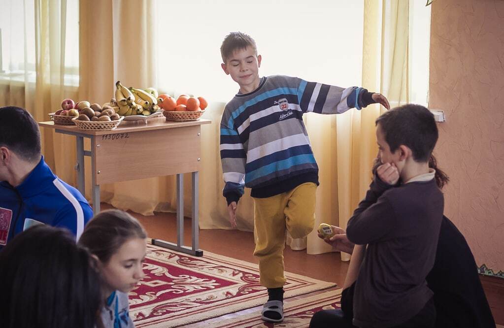 Димопулос и Постол рассказали детям-сиротам, как вести здоровый образ жизни