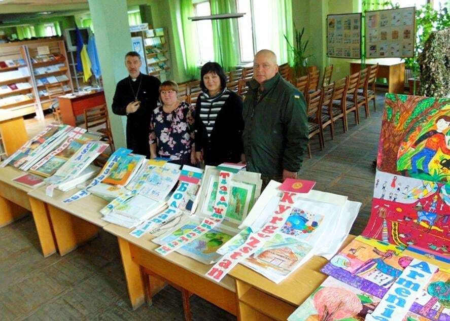 Зберегти радість: десантники передали дітям Слов'янська малюнки з 11 країн світу