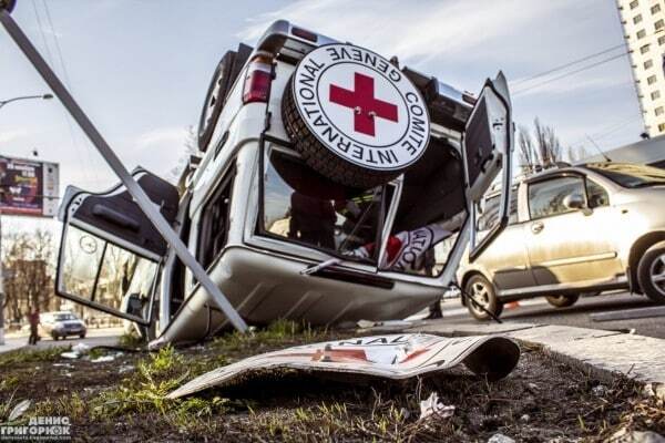 В Донецке попал в аварию автомобиль Красного Креста: есть пострадавшие. Фоторепортаж