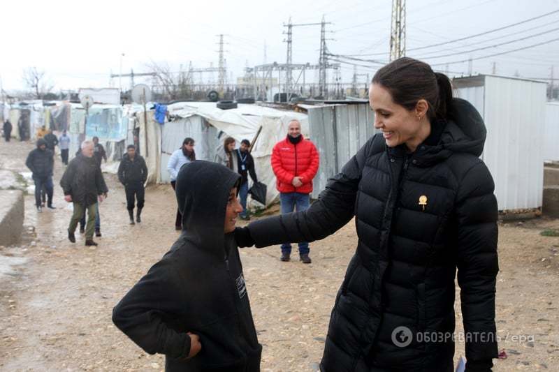 Исхудавшая Джоли под проливным дождем пообщалась с беженцами
