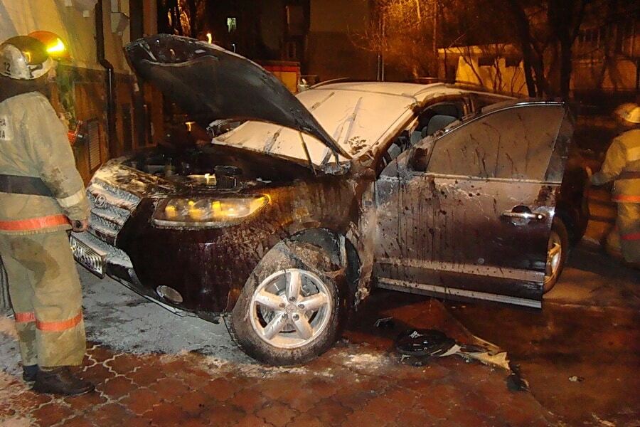 В Киеве сгорели два автомобиля: опубликованы фото