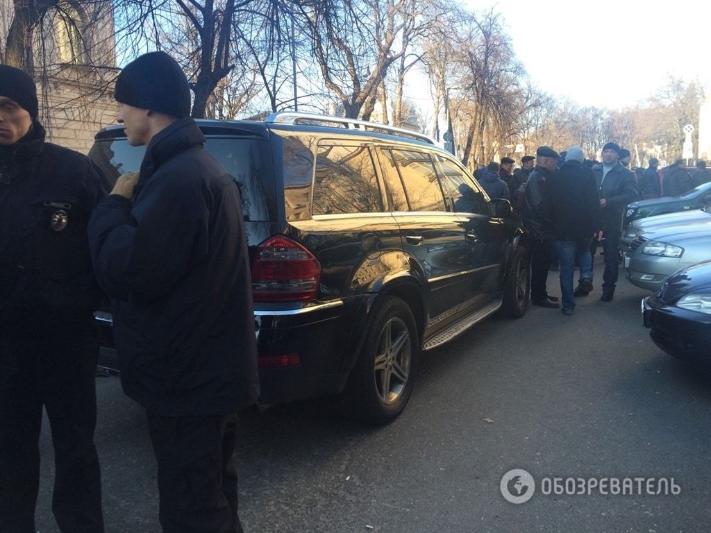 У Києві водій позашляховика збив дівчину-поліцейського