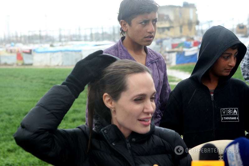 Исхудавшая Джоли под проливным дождем пообщалась с беженцами