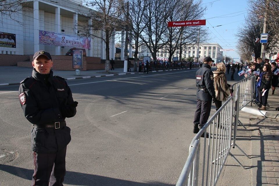 Металлоискатели, казачки и бюджетники: в Крыму отметили годовщину "референдума"
