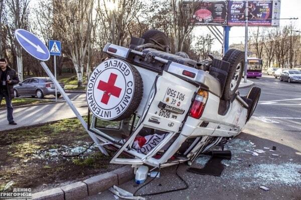 В Донецке попал в аварию автомобиль Красного Креста: есть пострадавшие. Фоторепортаж