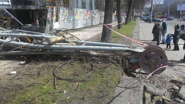 ЧП в Ривне: строительный кран обрушился на тротуар
