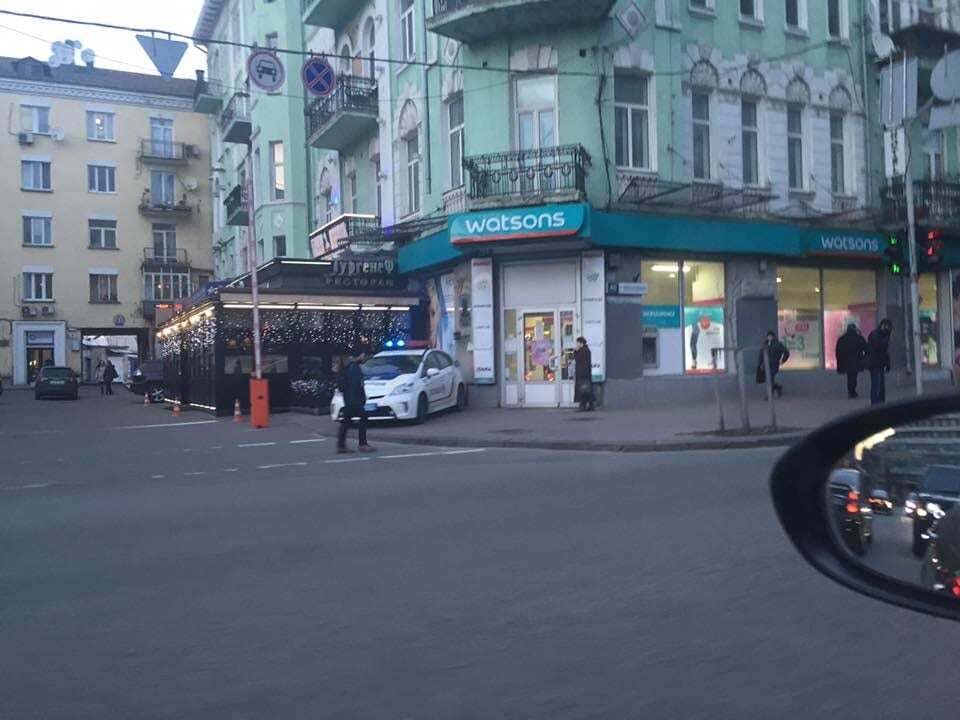 Автомобиль патрульной полиции стал "героем парковки" в Киеве: фотофакт