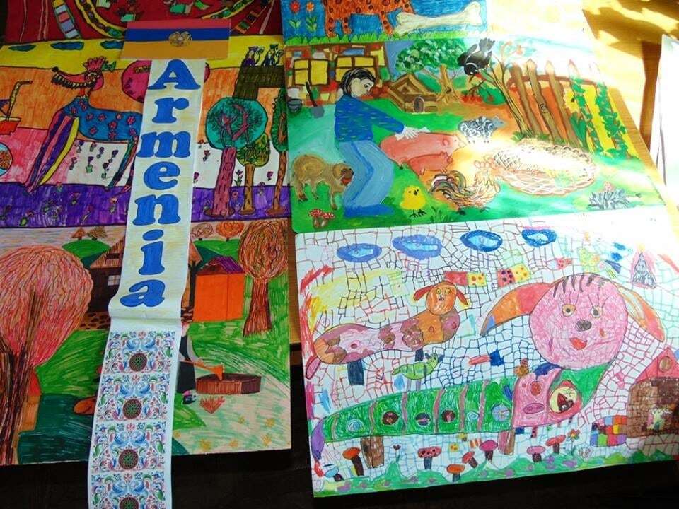 Сохранить радость: десантники передали детям Славянска рисунки из 11 стран мира