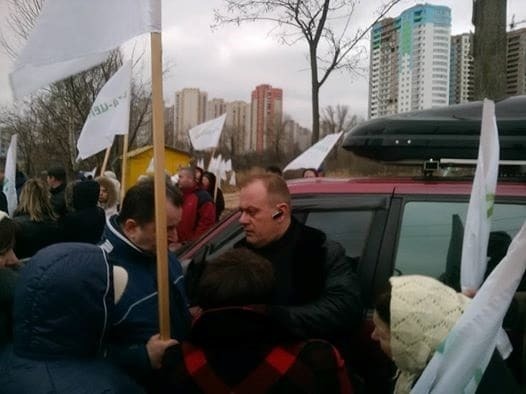 Забудова в Києві: на Позняках сталася бійка