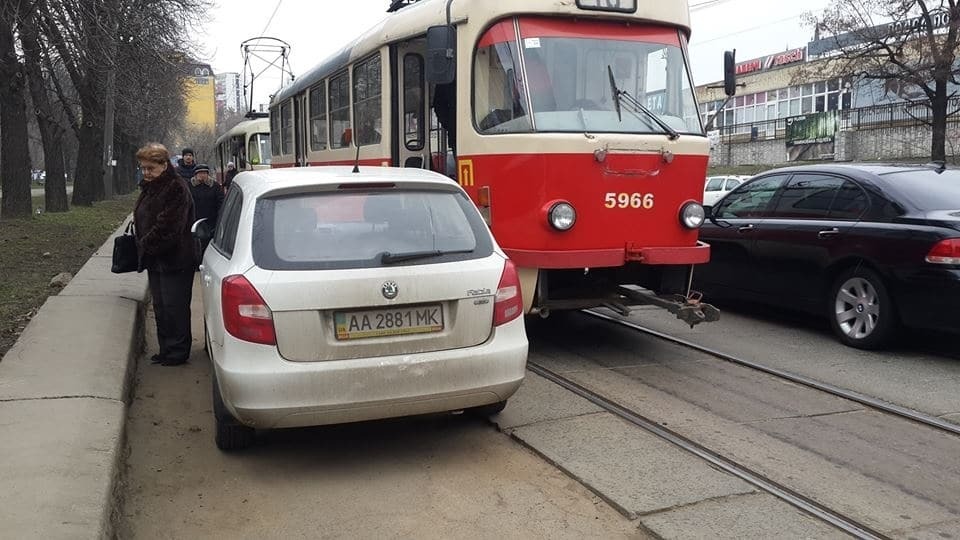 В Киеве "герой парковки" перекрыл движение трамваев: фотофакт