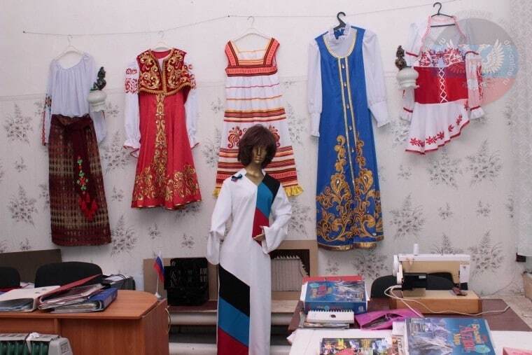 Ганебні балахони: донецьким "модницям" зшили одяг в стилі "русского мира". Фотофакт