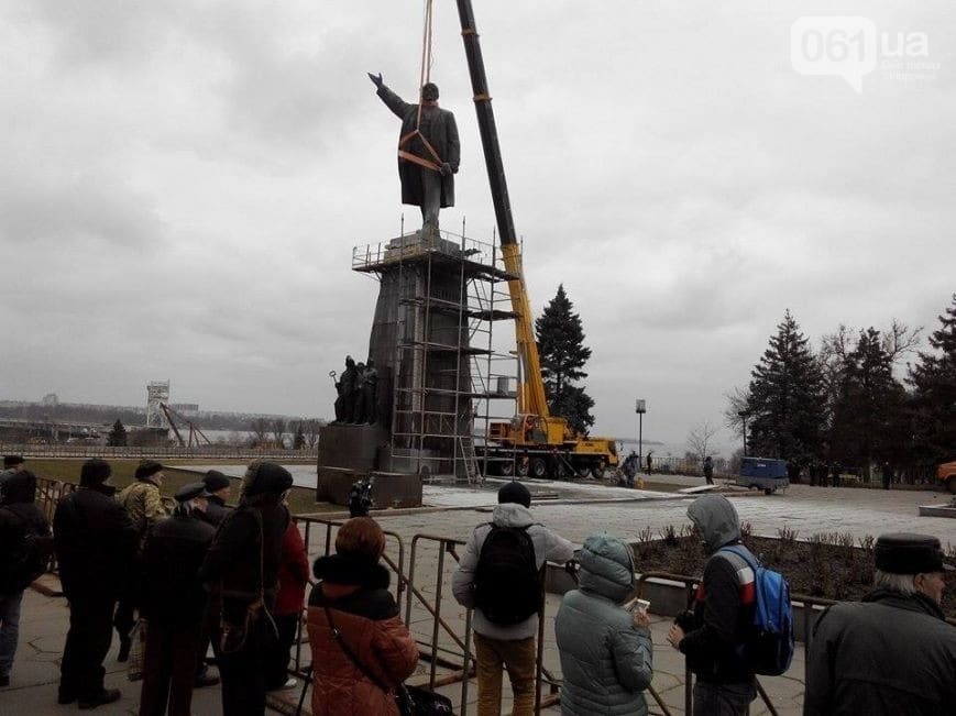 Ленина свалили! Украина лишилась самого большого памятника Ильичу