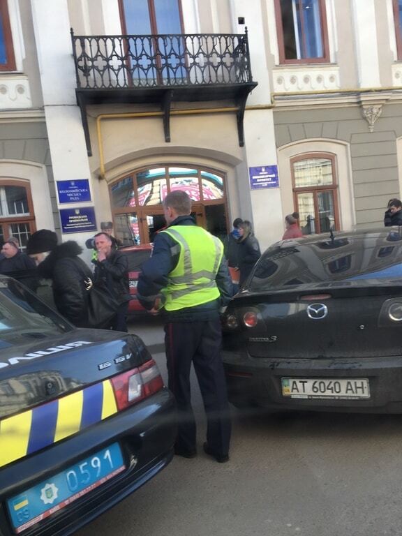 На Івано-Франківщині автомобіль в'їхав у двері міськради: фотофакт