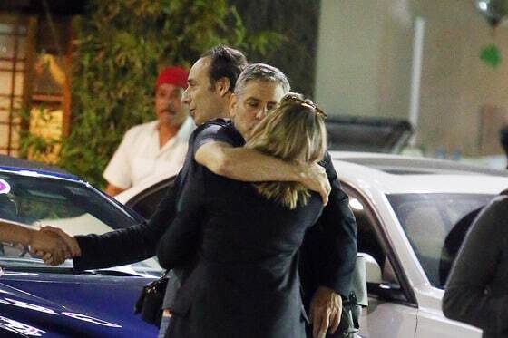 Клуни застукали за поцелуями с таинственной блондинкой