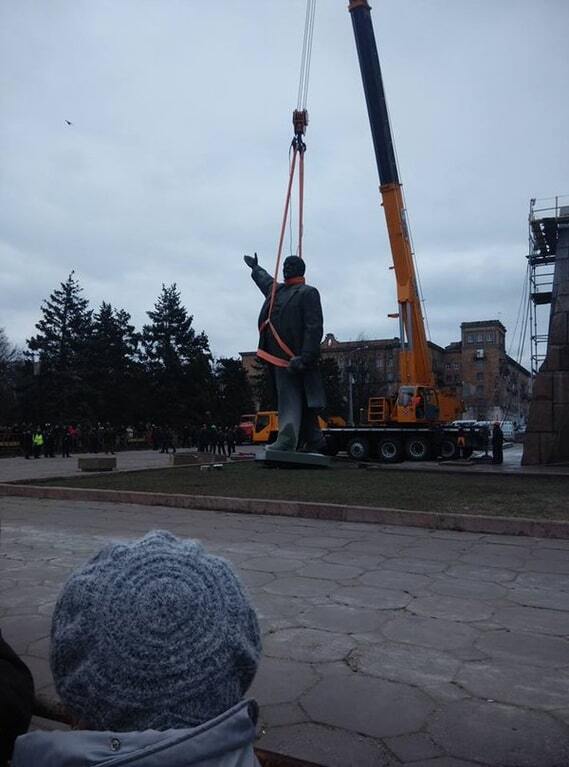 Ленина свалили! Украина лишилась самого большого памятника Ильичу