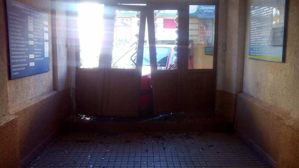 На Ивано-Франковщине автомобиль проломил дверь горсовета