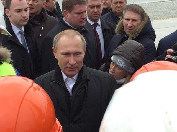 Путин в нелепом пуховике прибыл в Крым и сфотографировался со строителями. Опубликованы фото