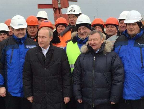 Путін у безглуздому пуховику прибув до Криму і сфотографувався з будівельниками. Опубліковані фото