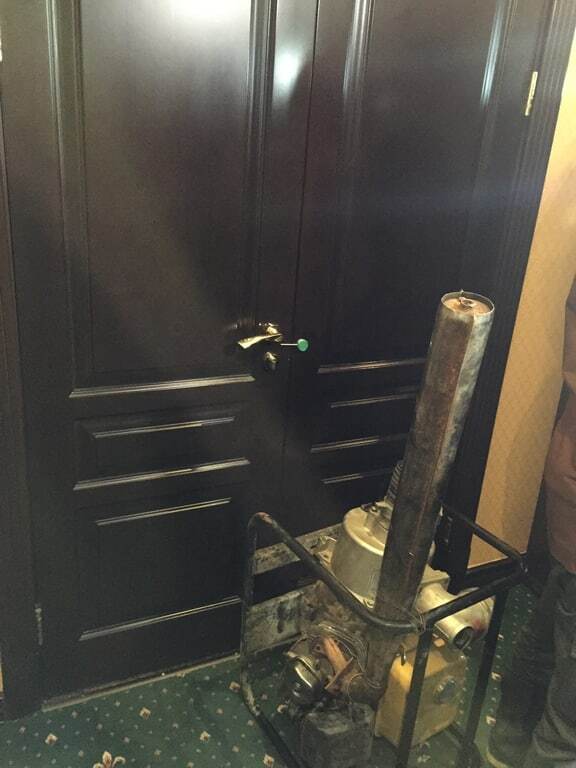 Ривненскому губернатору принесли в кабинет мотопомпу для янтаря: опубликованы фото