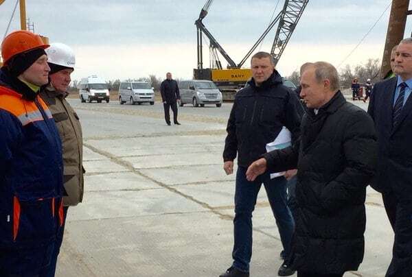 Путін у безглуздому пуховику прибув до Криму і сфотографувався з будівельниками. Опубліковані фото