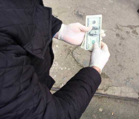 "Помилування" за гроші: на Тернопільщині підполковник поліції погорів на хабарі
