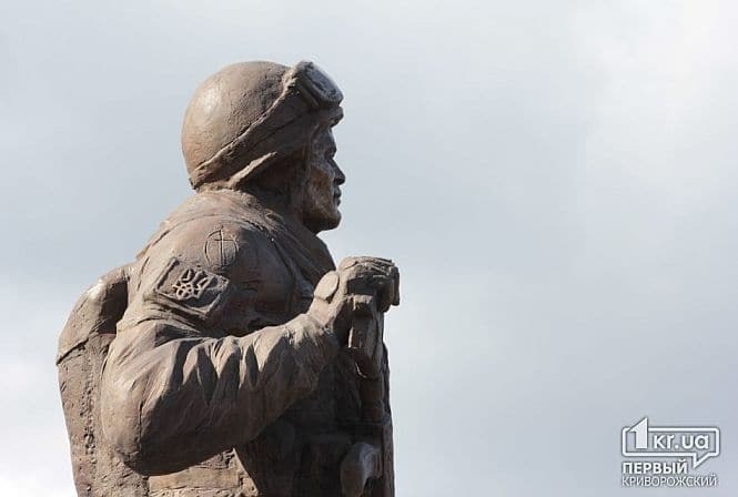 В Украине открыли первый памятник воинам, погибшим на Донбассе. Опубликованы фото и видео