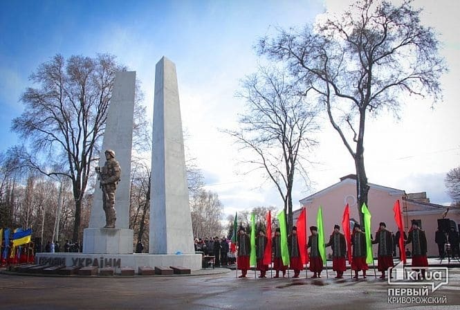 В Украине открыли первый памятник воинам, погибшим на Донбассе. Опубликованы фото и видео