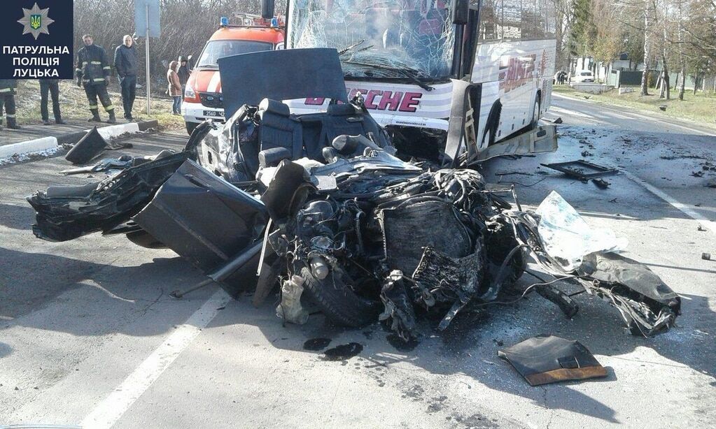 У Волинській області легковик розбилася вщент, в'їхавши в автобус: є жертви. опубліковані фото