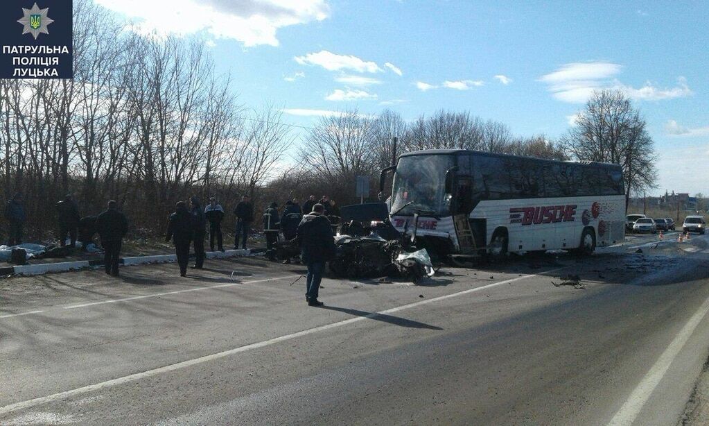 В Волынской области легковушка разбилась всмятку, въехав в автобус: есть жертвы. Опубликованы фото