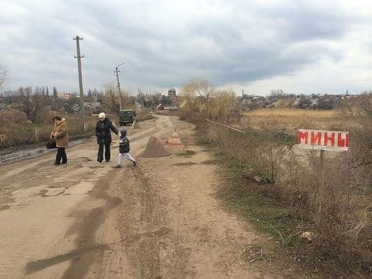 Будні Донбасу: пожежні і швидка приїжджають на виклики з окупованих територій