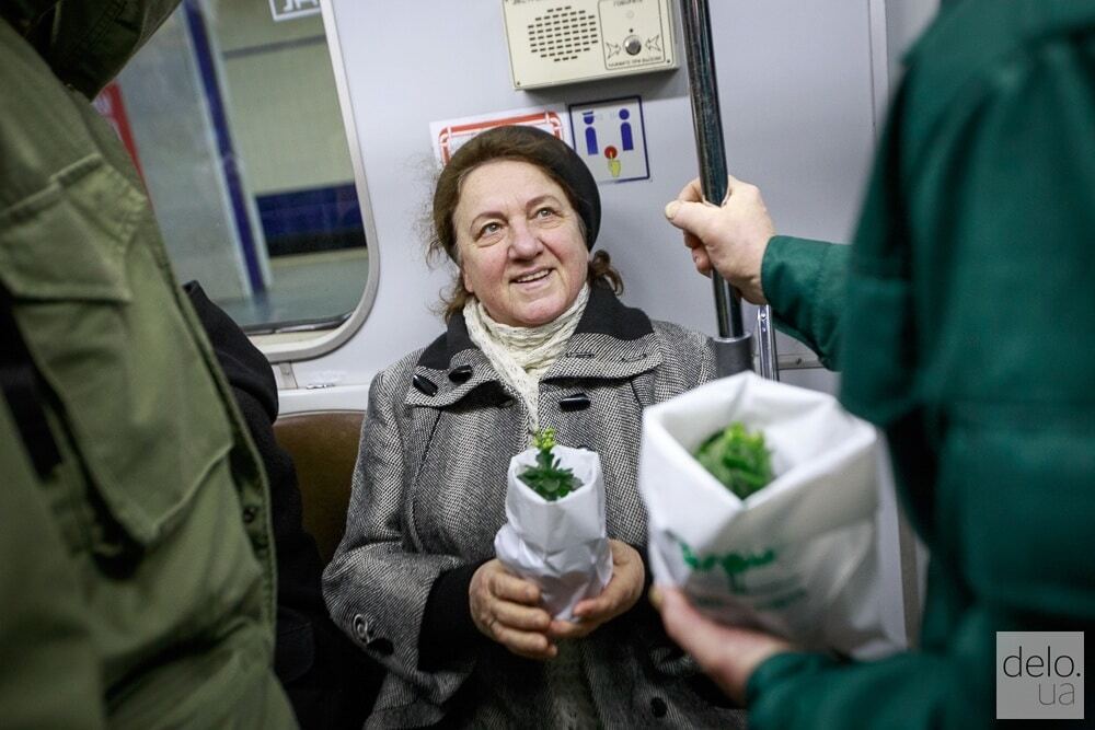У київському метро пасажиркам дарували квіти: опубліковано фото