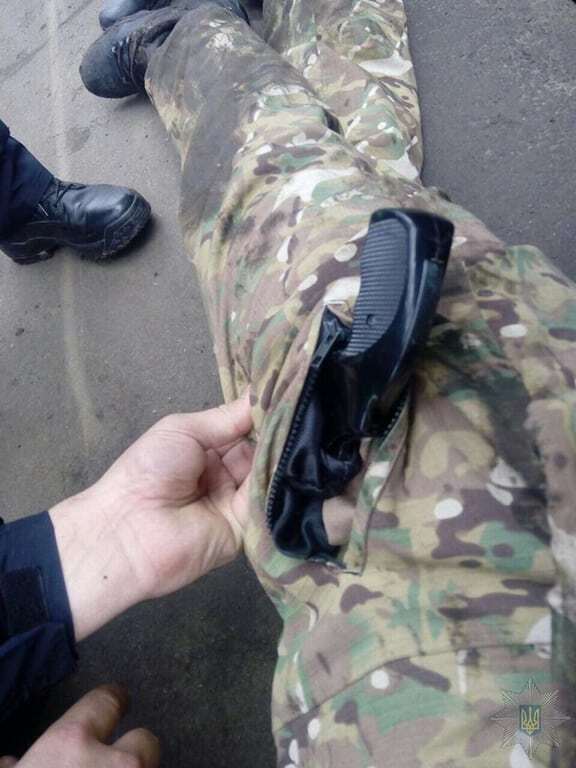 В Харькове мужчина поставил подростков на колени и угрожал убийством