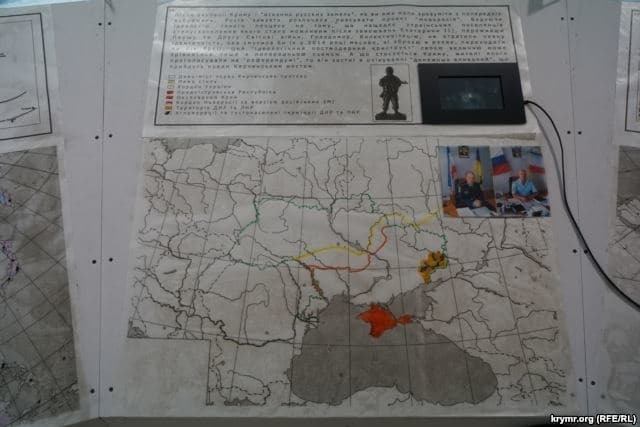В помощь оккупантам: в Киеве сделали Керченский мост из лапши. Фото и видеофакт