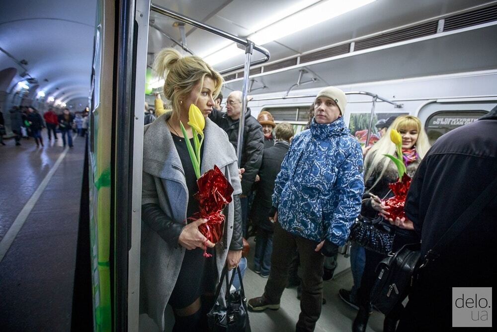 В киевском метро пассажиркам дарили цветы: опубликованы фото