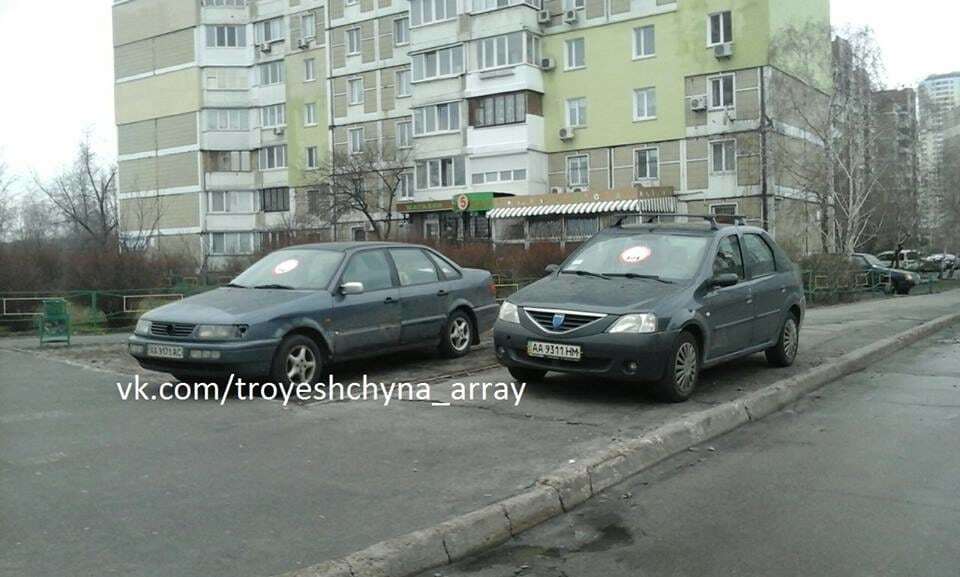 В Киеве "пометили" машины автохамов оскорбительными наклейками