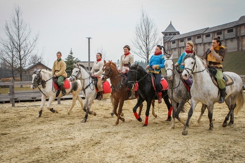 В "Парке Киевская Русь" на выходных покажут породистых лошадей, начнут праздновать Масленицу и будут поздравлять женщин