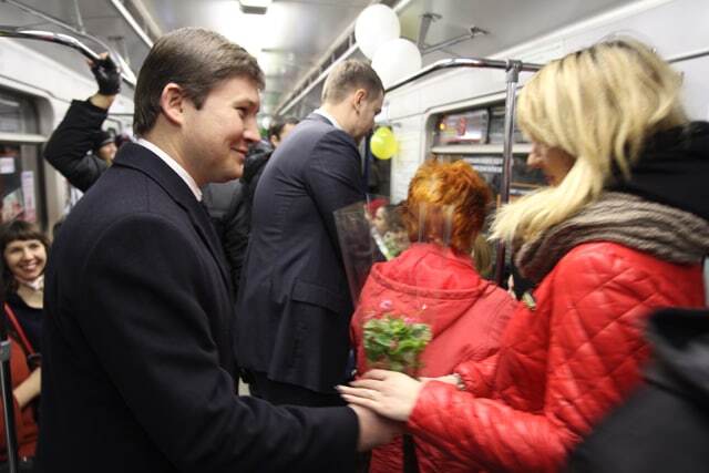 В киевском метро пассажиркам дарили цветы: опубликованы фото