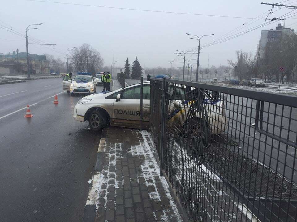 В Харькове автомобиль патрульных снес забор: опубликованы фото